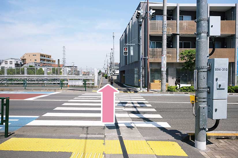 3.さらに横断歩道を渡り京王線の線路沿いを道なりに進みます。